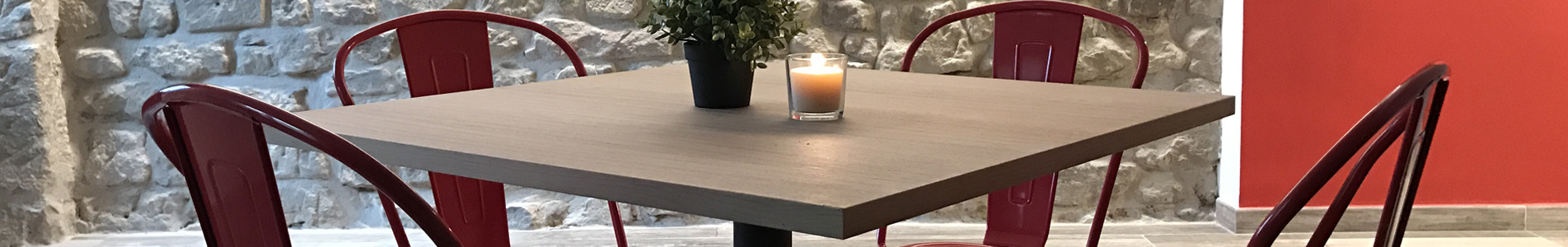 Table et murs en pierre dans un espace commun de La Casona de Alútiz